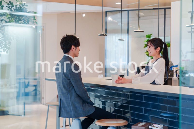 おしゃれカフェで働く女性とビジネスマン