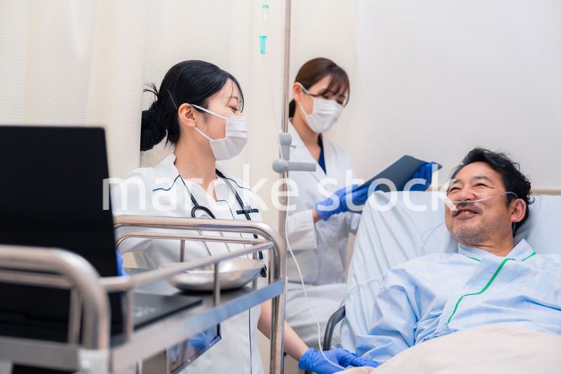 入院患者のケアをするスタッフ