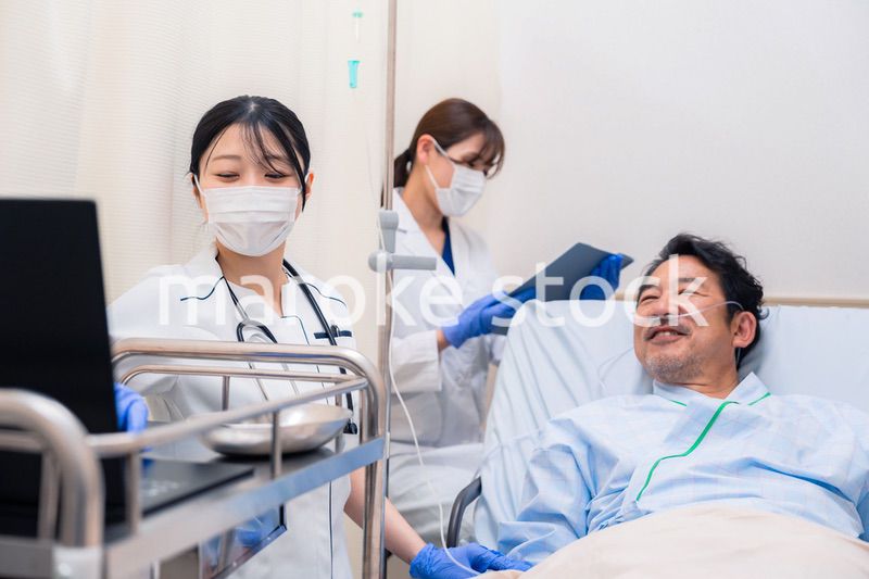 入院患者のケアをするスタッフ