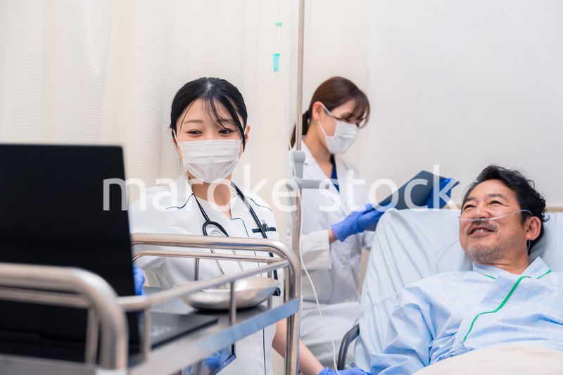 入院患者のケアをするスタッフ
