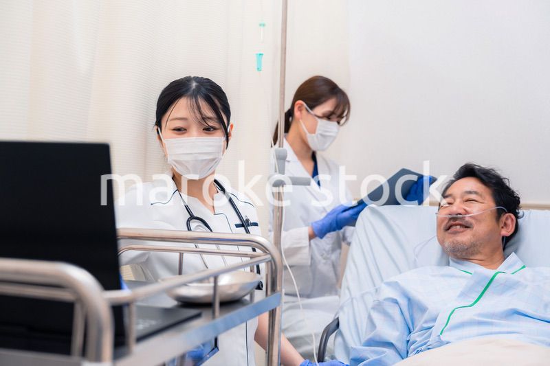 入院患者のケアをするスタッフ