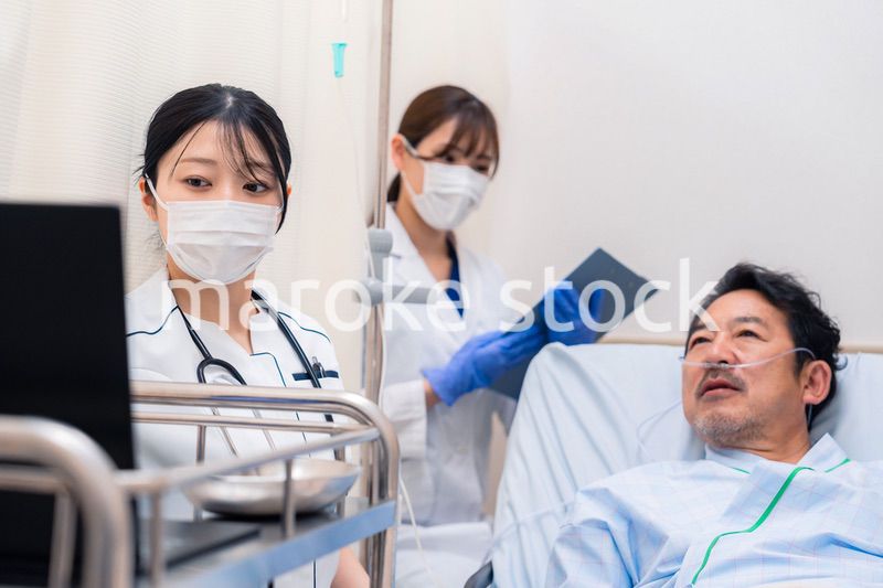 入院患者のケアをするスタッフ