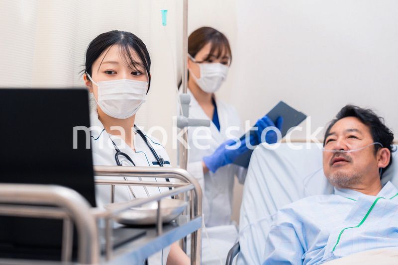 入院患者のケアをするスタッフ