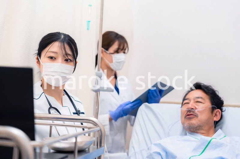 入院患者のケアをするスタッフ