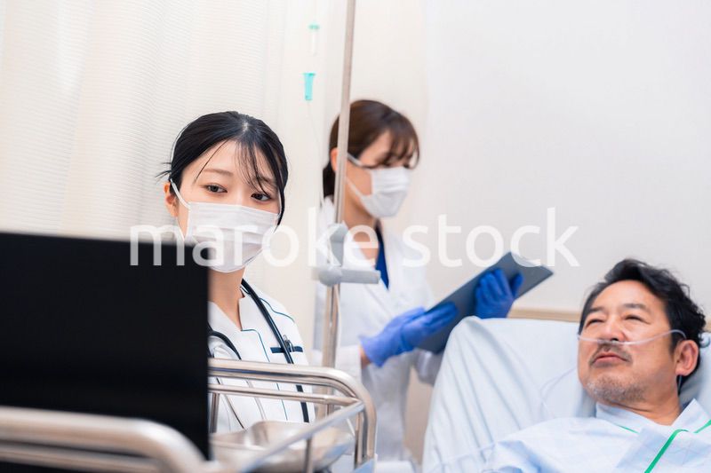 入院患者のケアをするスタッフ