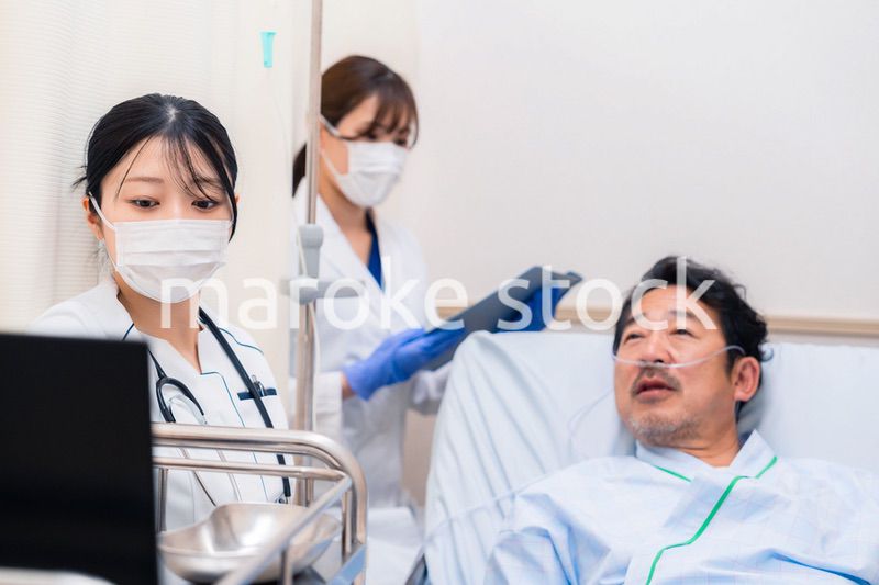 入院患者のケアをするスタッフ