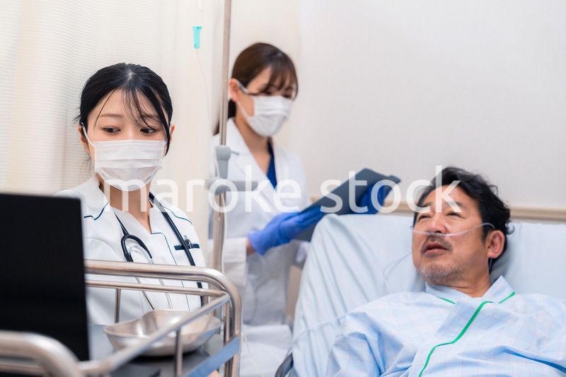 入院患者のケアをするスタッフ