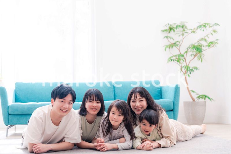 全員でリビングの床に寝転がるファミリー