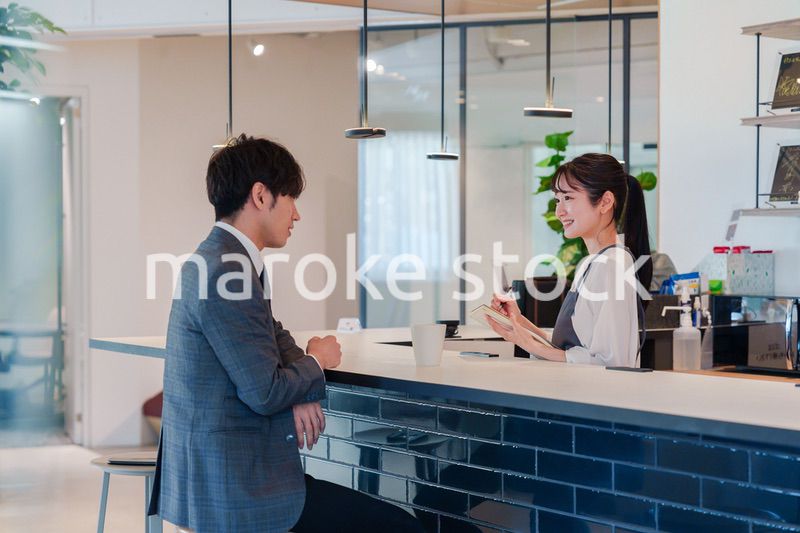 おしゃれカフェで働く女性とビジネスマン