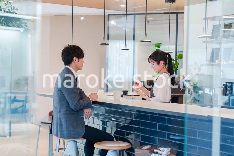 おしゃれカフェで働く女性とビジネスマン