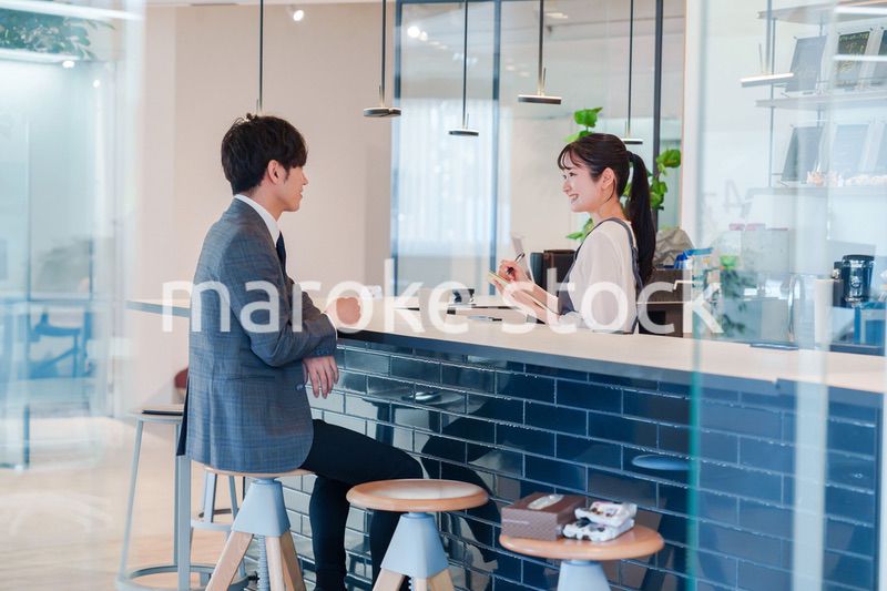 おしゃれカフェで働く女性とビジネスマン