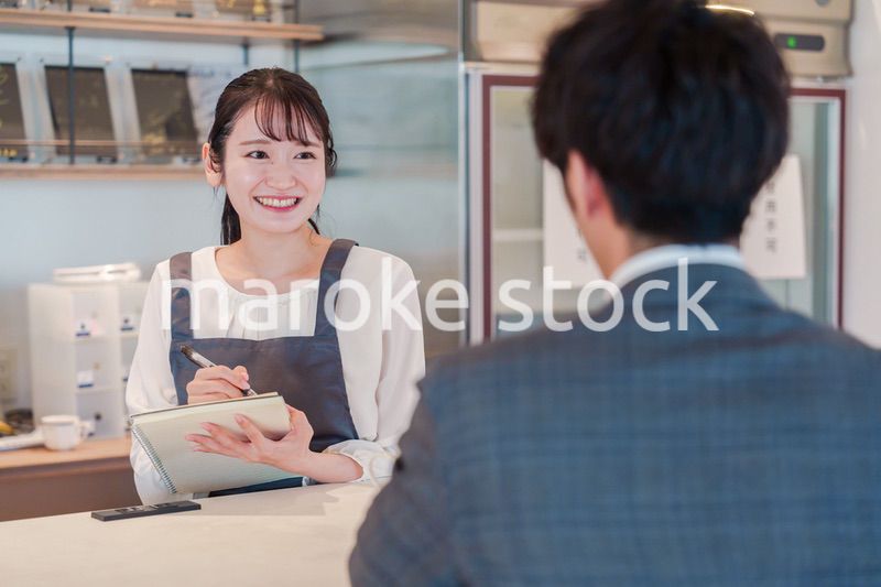 おしゃれカフェで働く女性とビジネスマン