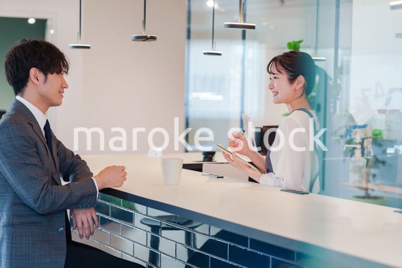 おしゃれカフェで働く女性とビジネスマン
