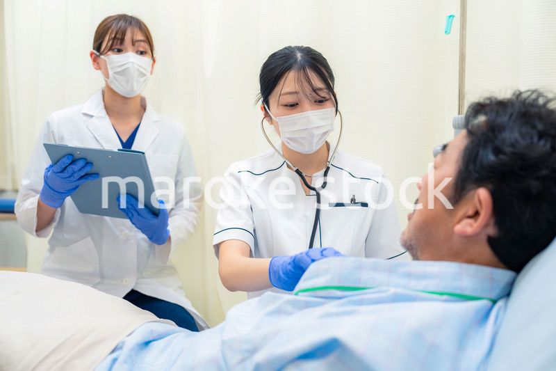 病棟で入院患者のバイタルチェックをする看護師の女性