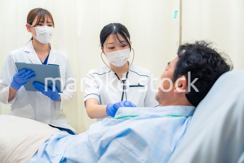 病棟で入院患者のバイタルチェックをする看護師の女性