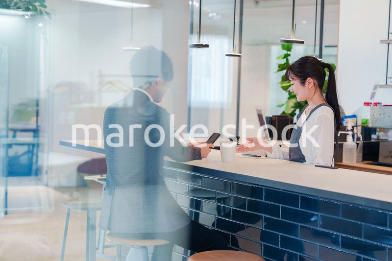 おしゃれカフェで働く女性とビジネスマン