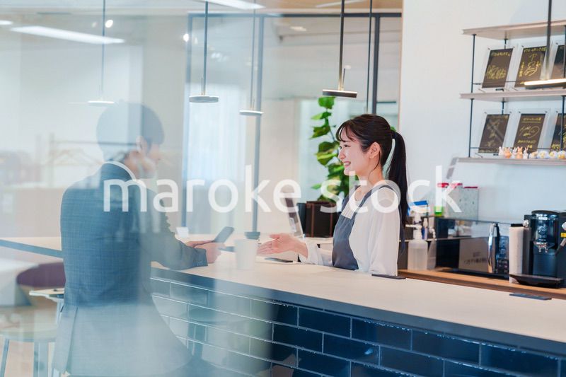 おしゃれカフェで働く女性とビジネスマン
