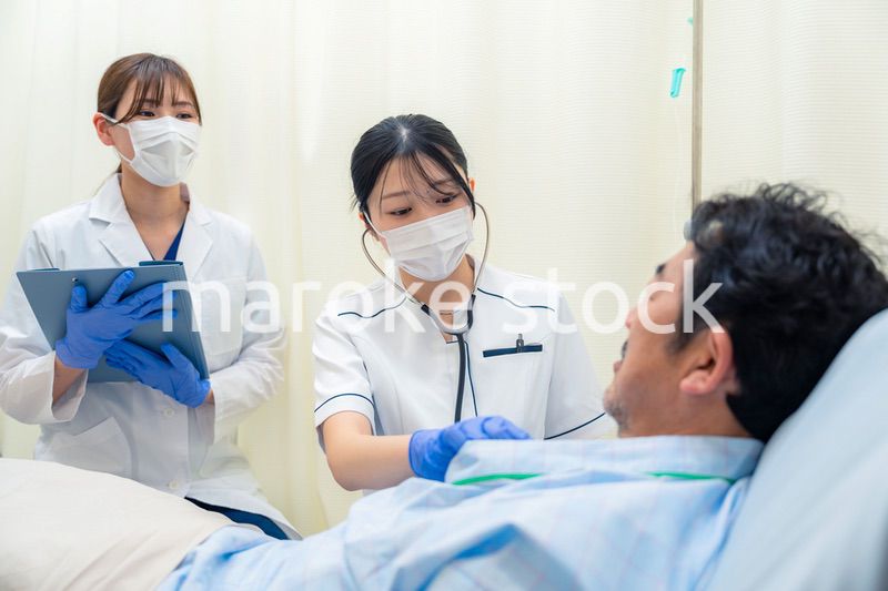 病棟で入院患者のバイタルチェックをする看護師の女性