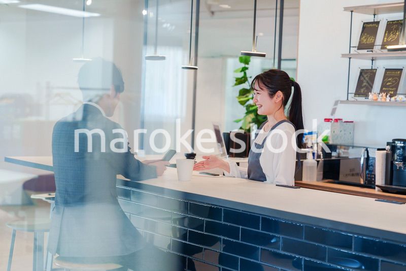 おしゃれカフェで働く女性とビジネスマン