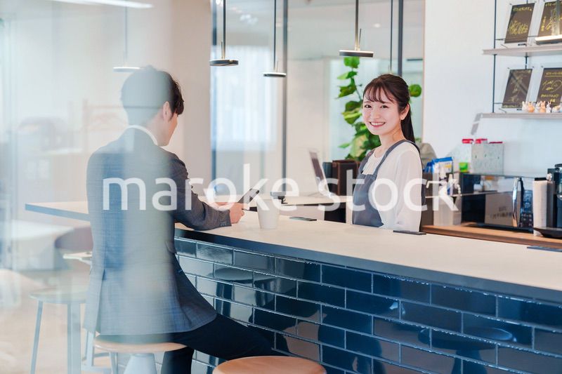 おしゃれカフェで働く女性とビジネスマン