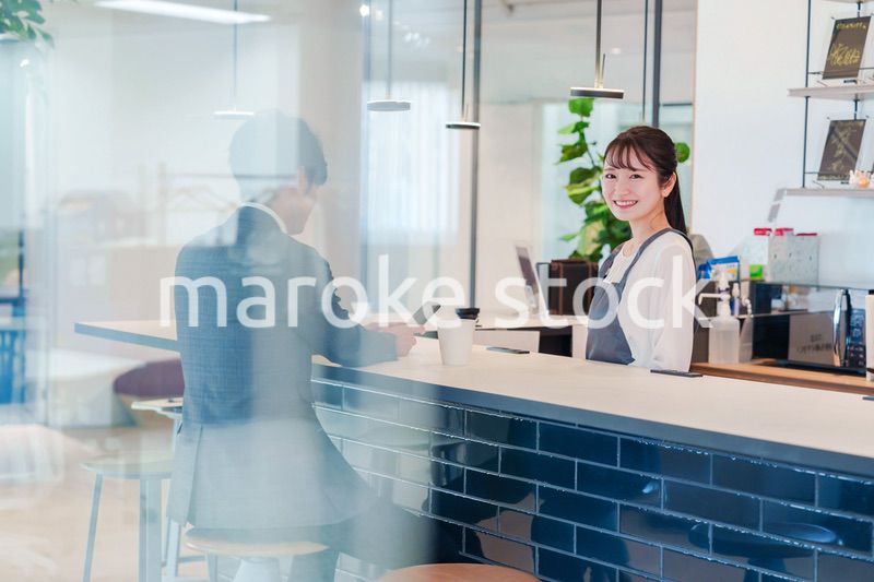 おしゃれカフェで働く女性とビジネスマン