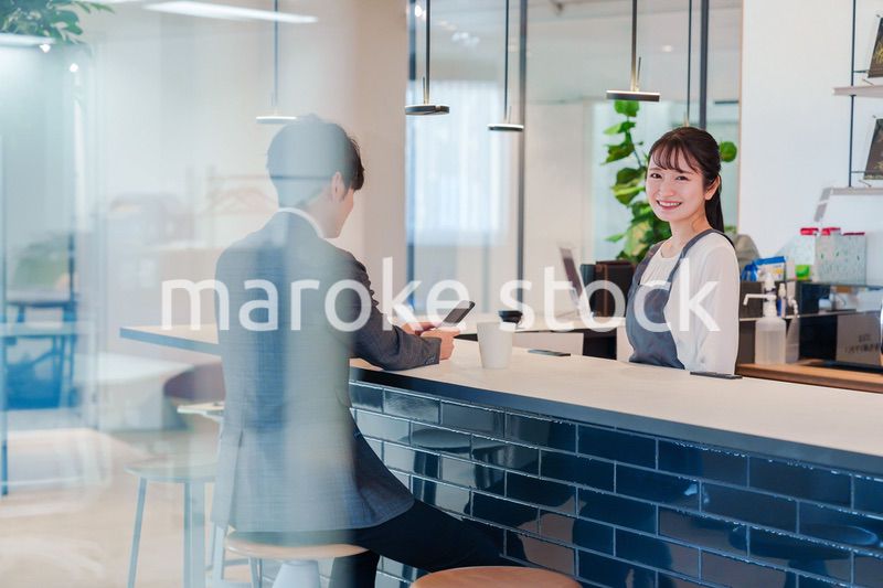おしゃれカフェで働く女性とビジネスマン
