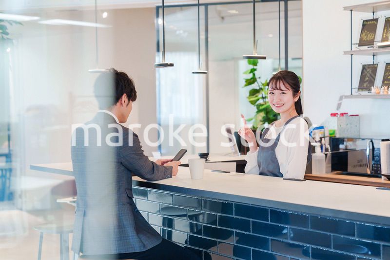 おしゃれカフェで働く女性とビジネスマン