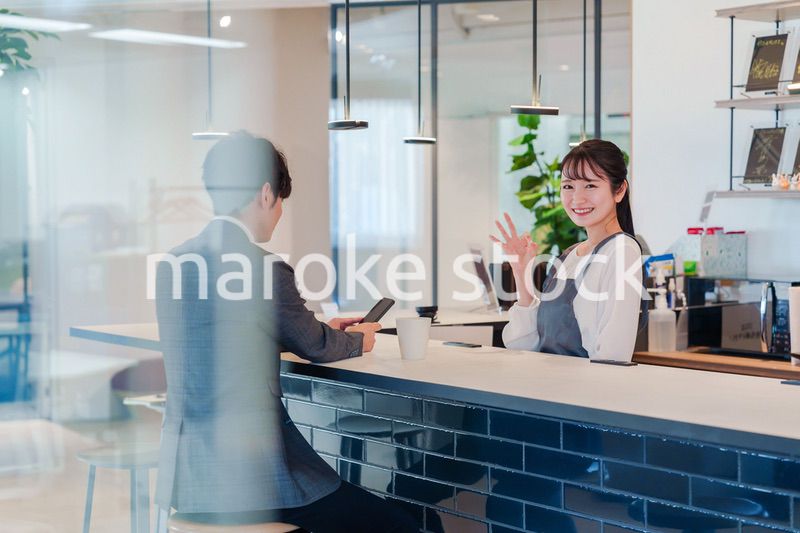 おしゃれカフェで働く女性とビジネスマン