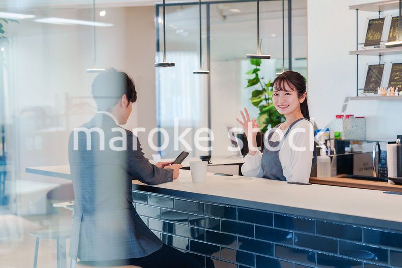 おしゃれカフェで働く女性とビジネスマン