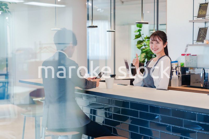 おしゃれカフェで働く女性とビジネスマン