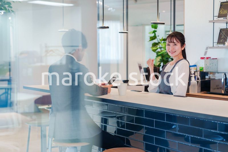 おしゃれカフェで働く女性とビジネスマン