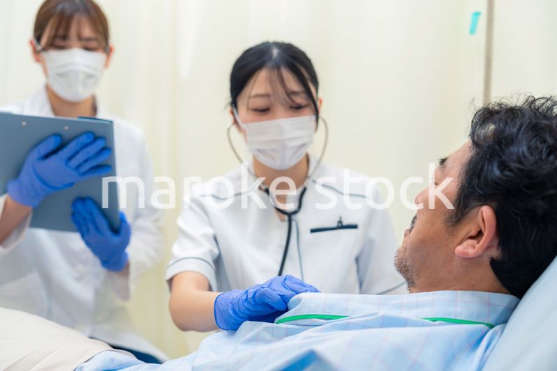 病棟で入院患者のバイタルチェックをする看護師の女性