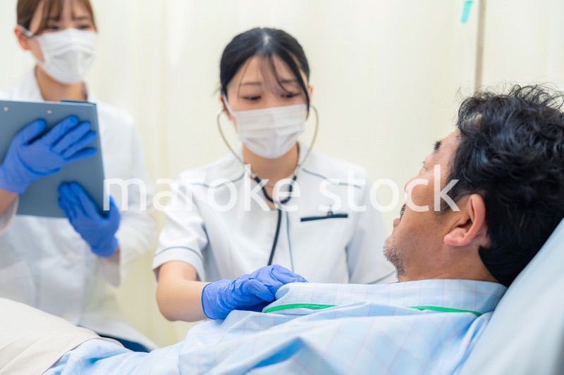 病棟で入院患者のバイタルチェックをする看護師の女性