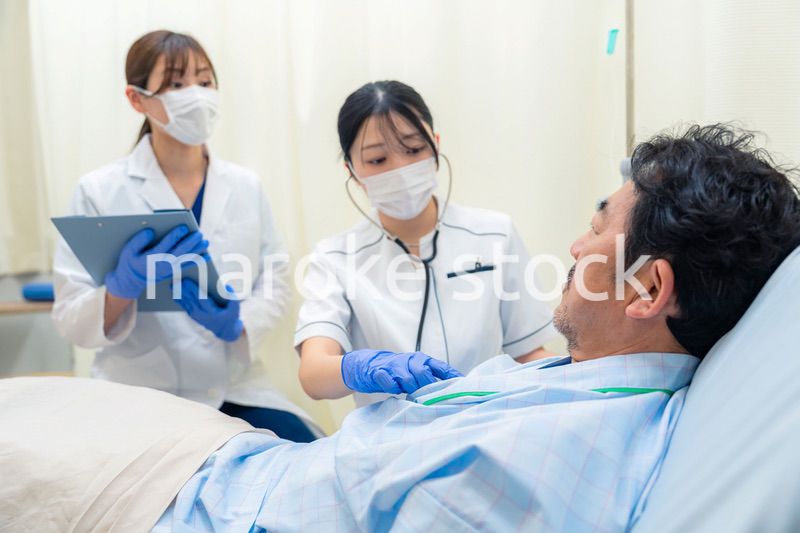 病棟で入院患者のバイタルチェックをする看護師の女性