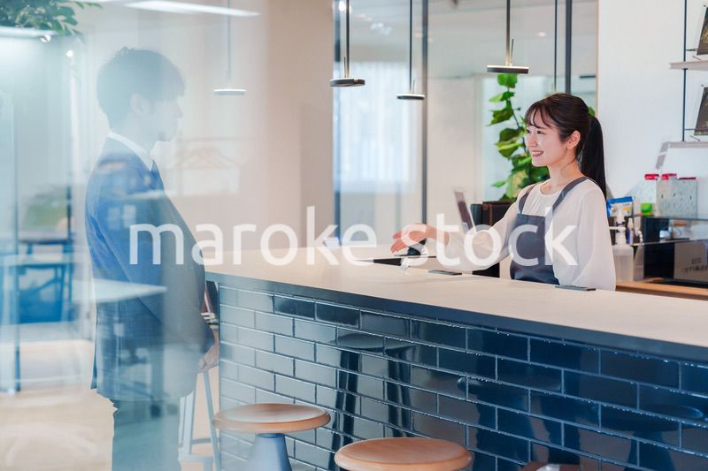 おしゃれカフェで働く女性とビジネスマン