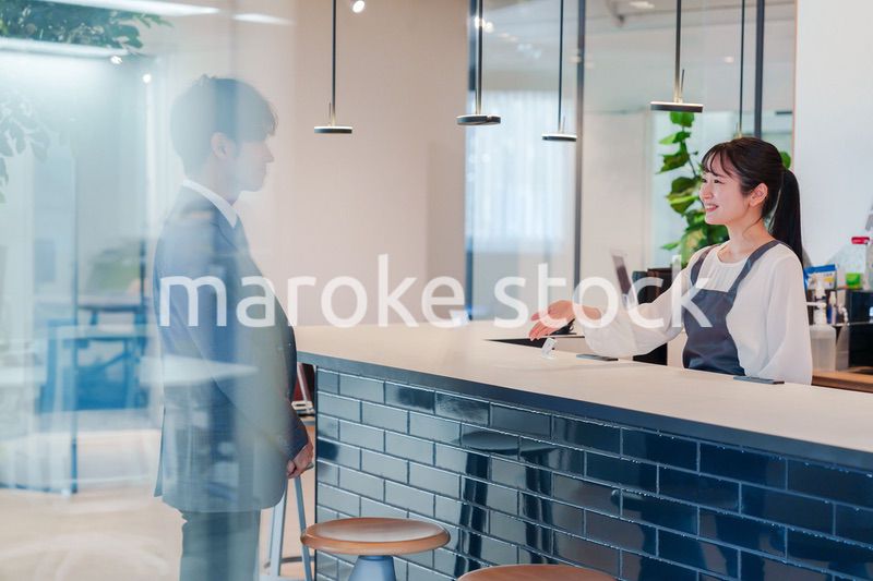 おしゃれカフェで働く女性とビジネスマン