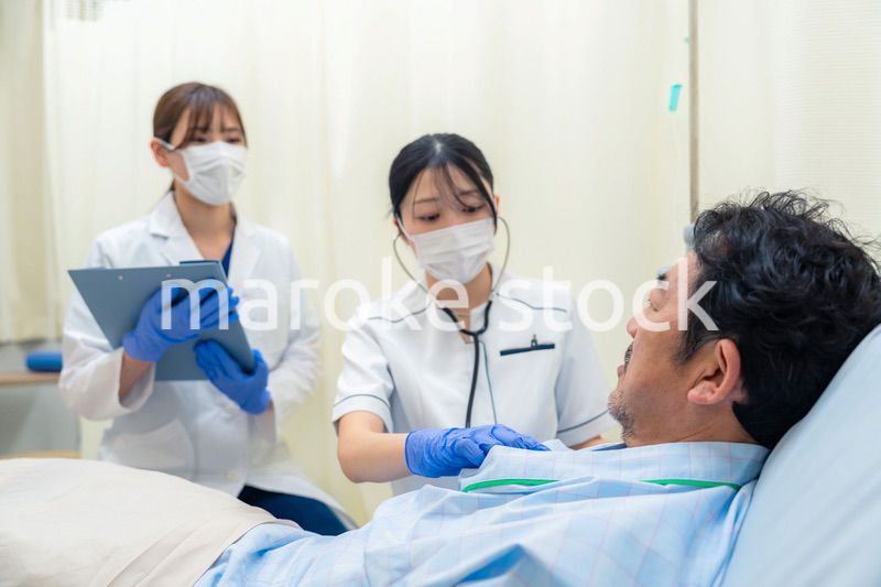 病棟で入院患者のバイタルチェックをする看護師の女性