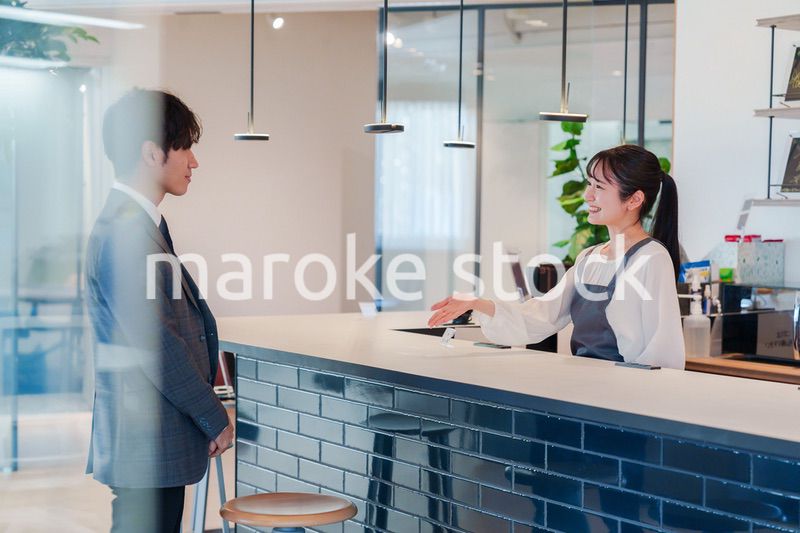 おしゃれカフェで働く女性とビジネスマン