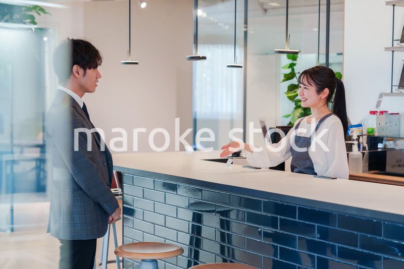 おしゃれカフェで働く女性とビジネスマン