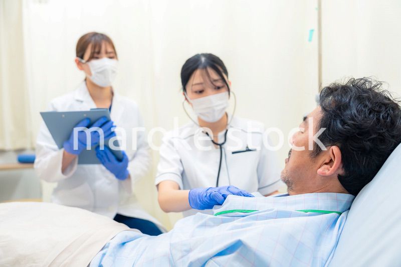 病棟で入院患者のバイタルチェックをする看護師の女性