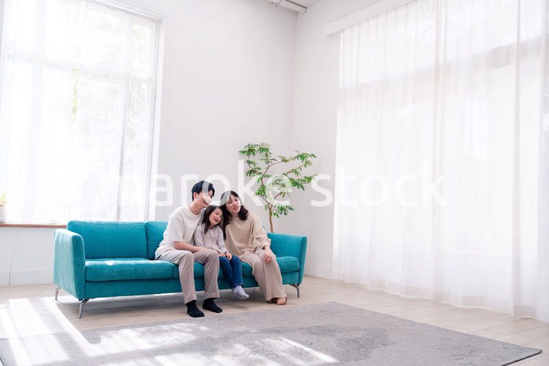 リビングでみんなでテレビを見るファミリー