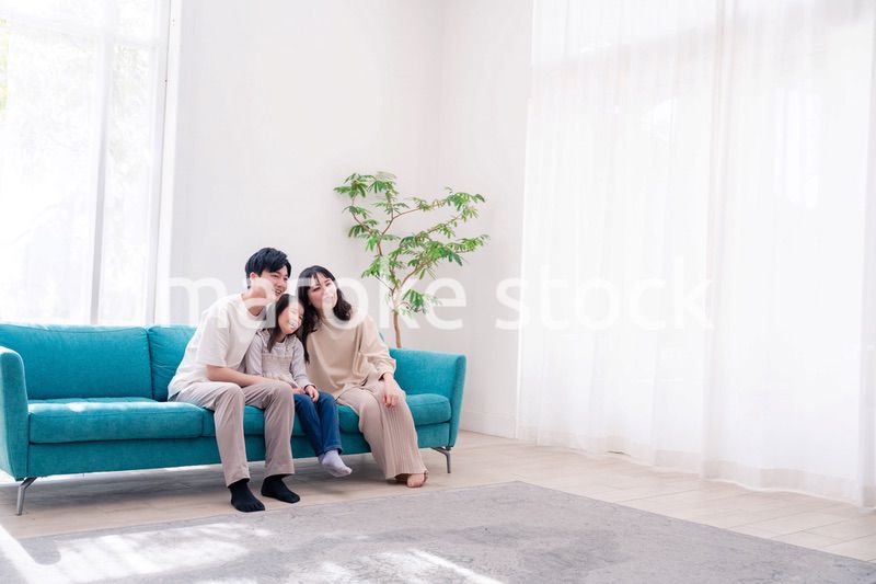 リビングでみんなでテレビを見るファミリー