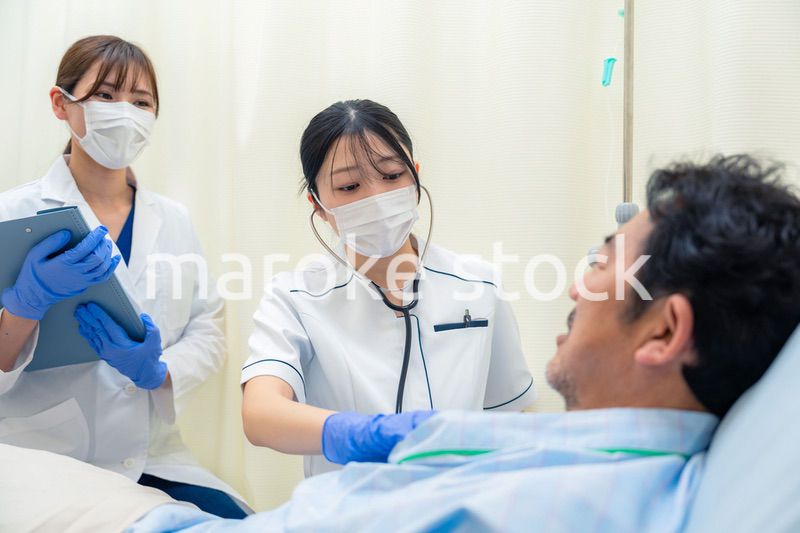 病棟で入院患者のバイタルチェックをする看護師の女性