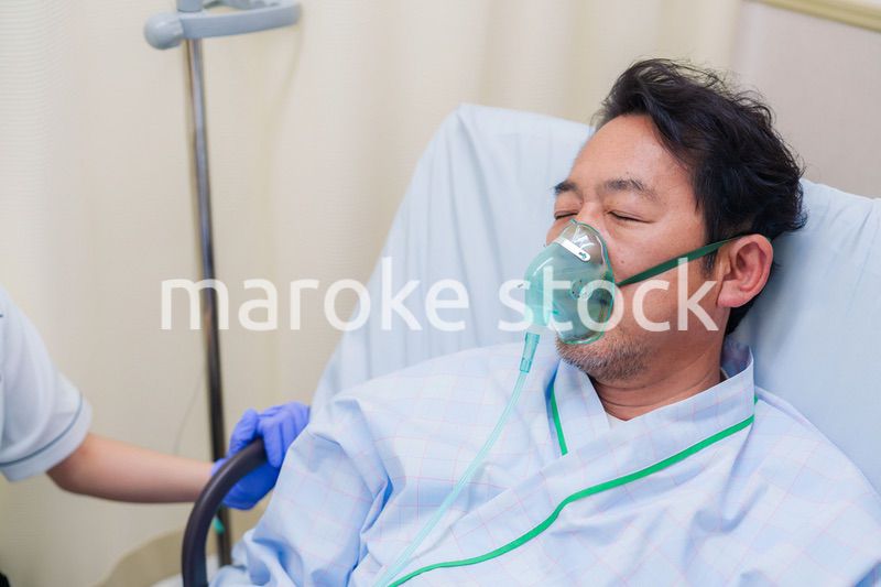 病棟で人工呼吸器をつけた高齢男性