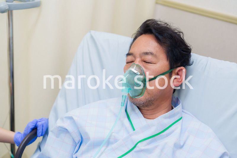 病棟で人工呼吸器をつけた高齢男性