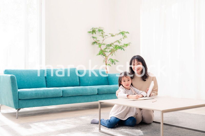 幼稚園児の女の子と一緒に勉強をするお母さん