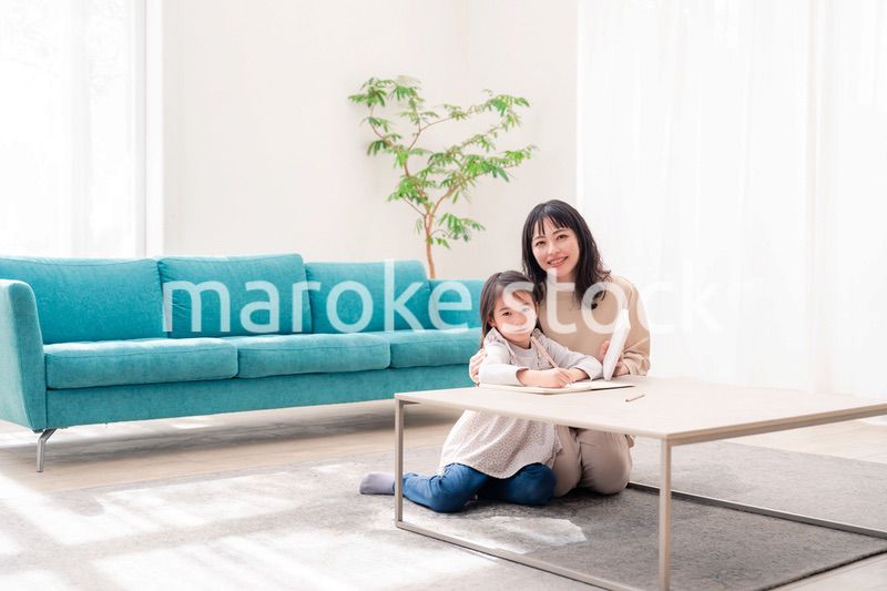 幼稚園児の女の子と一緒に勉強をするお母さん