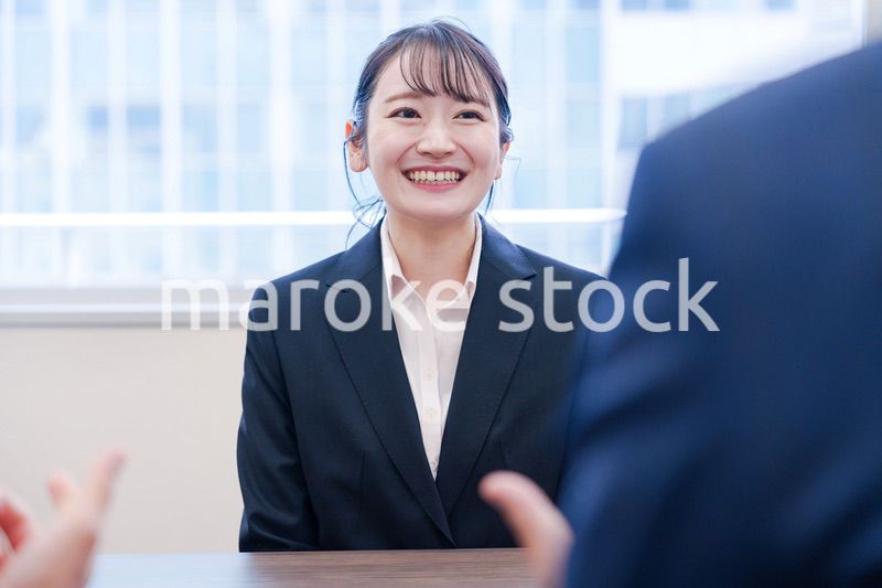 面接で笑顔で話す女性の就活生