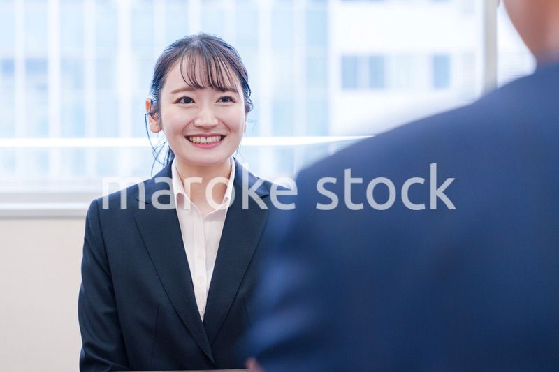 面接で笑顔で話す女性の就活生