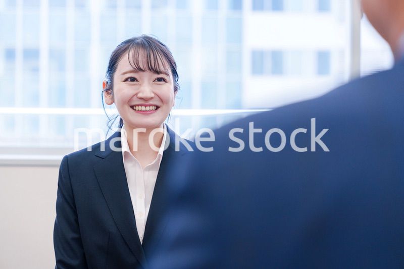 面接で笑顔で話す女性の就活生